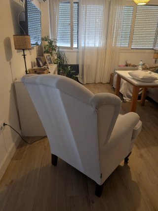 Sillón orejero beige de tela