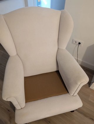 Sillón orejero beige de tela