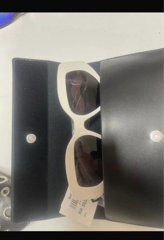 Gafas de sol blancas y negras usadas 1 vez