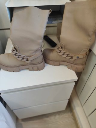 Botas altas beige con cadena