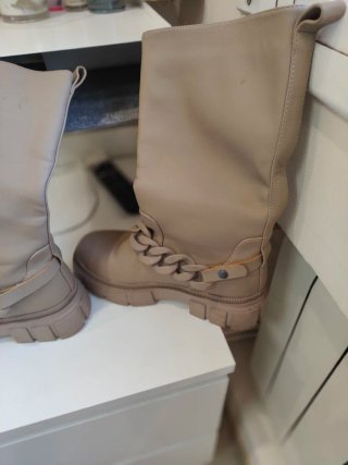Botas altas beige con cadena