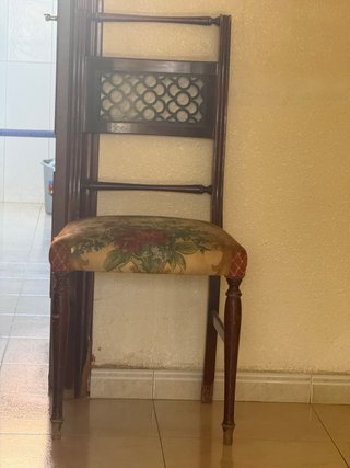 Silla vintage de madera con tapizado floral