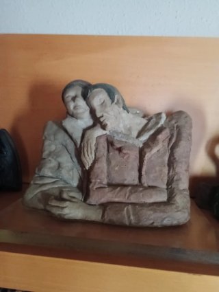 Escultura de pareja abrazada