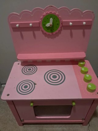 Cocina de madera pequeña rosa y verde en Pamplona