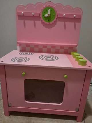 Cocina de madera pequeña rosa y verde en Pamplona