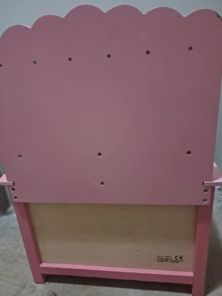 Cocina de madera pequeña rosa y verde en Pamplona