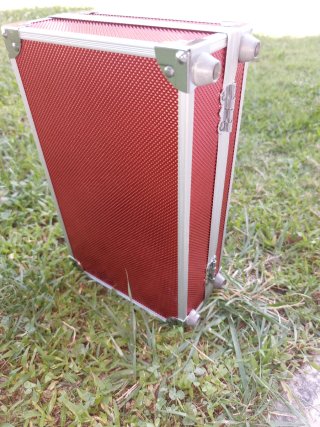 Estuche de maquillaje rojo y plateado