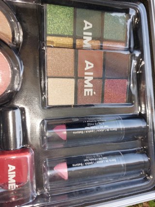 Estuche de maquillaje rojo y plateado