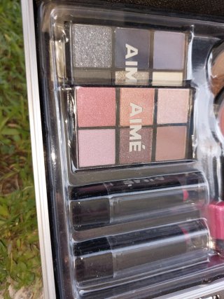 Estuche de maquillaje rojo y plateado