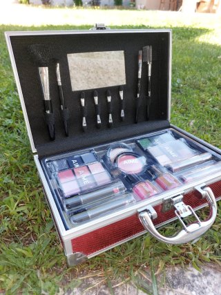 Estuche de maquillaje rojo y plateado