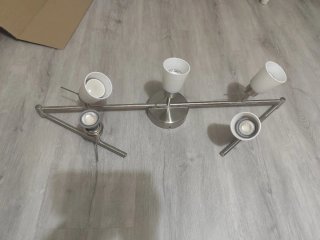 Lámpara de techo plateada y blanca