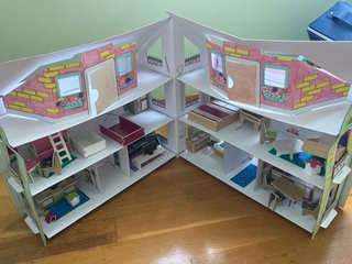 Casa de muñecas de cartón