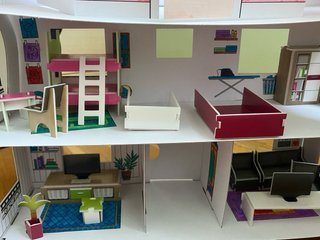 Casa de muñecas de cartón
