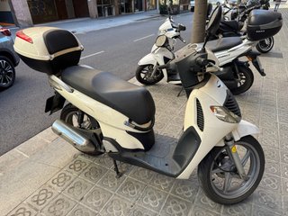 Honda SH 125 Scooter Blanca y Negra