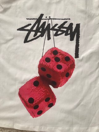 Camiseta Stussy Blanca Dados Rojos