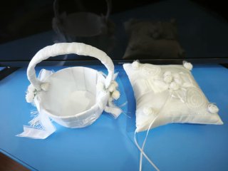 Cesta y cojín de arras boda blanco