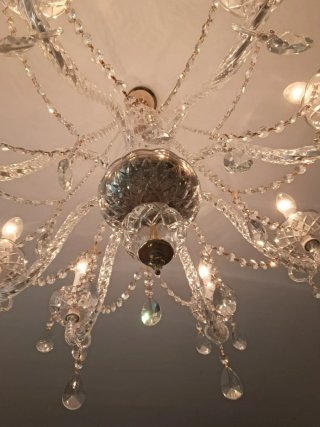 Lámpara de araña de cristal dorada. Ocho brazos