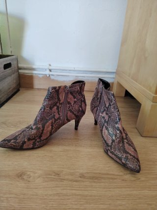 Botines T38 serpiente rosa y gris