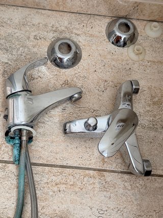 Rubinetto per lavandino e doccia in metallo. Li vendo insieme.