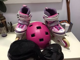 Patines de niña morados y blancos ,casco, rodiller