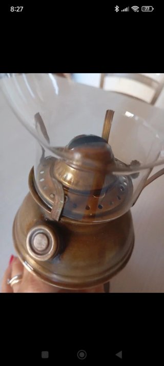 Lampada a petrolio antica in ottone