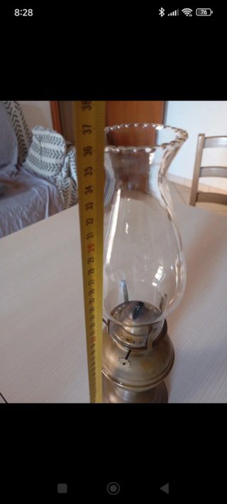 Lampada a petrolio antica in ottone