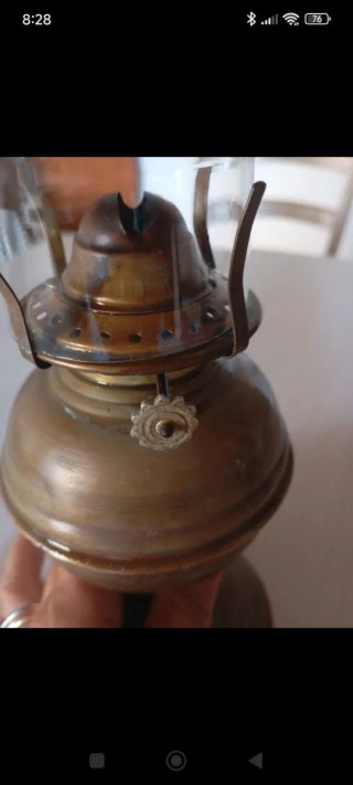 Lampada a petrolio antica in ottone