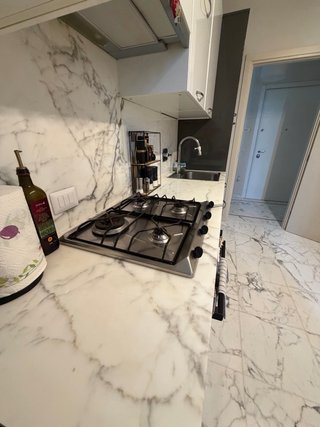 Cucina lineare + tavolo e sedie