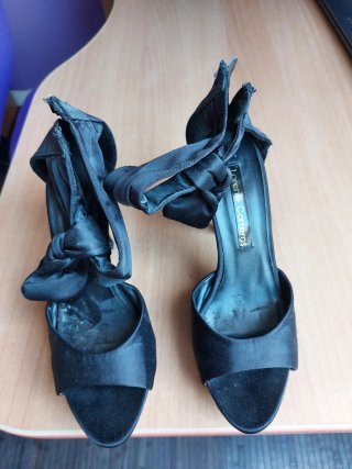 Sandalias de tacón Lorena Carreras negras