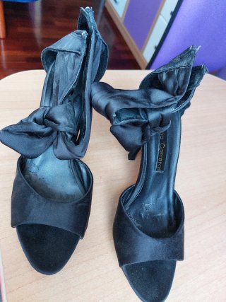 Sandalias de tacón Lorena Carreras negras