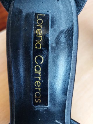 Sandalias de tacón Lorena Carreras negras