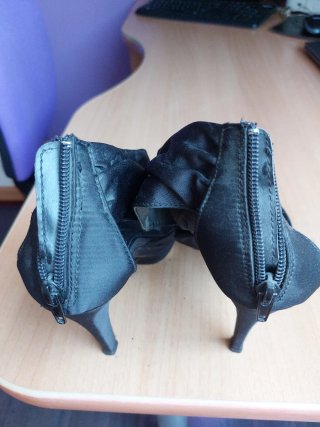 Sandalias de tacón Lorena Carreras negras