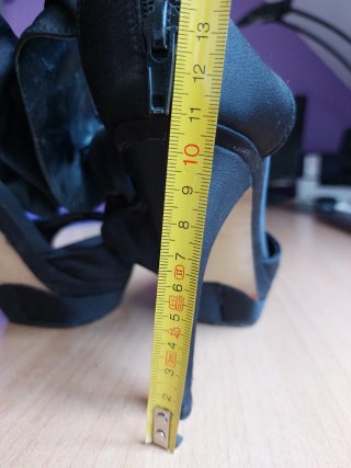 Sandalias de tacón Lorena Carreras negras