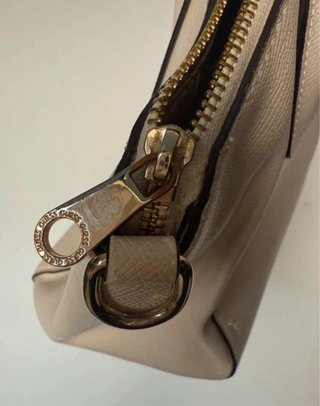 Bolso de mano beige GUESS - Elegante y práctico