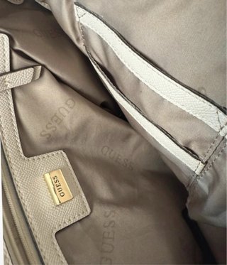 Bolso de mano beige GUESS - Elegante y práctico