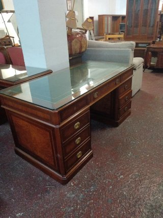 Escritorio de madera con tapa de cristal
