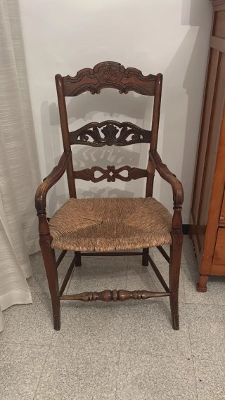 Silla antigua de madera y ratán