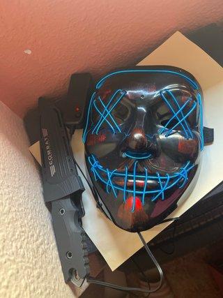 Máscara y cuchillo plástico
