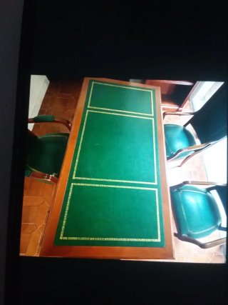 Mesa de escritorio antigua de cuero verde