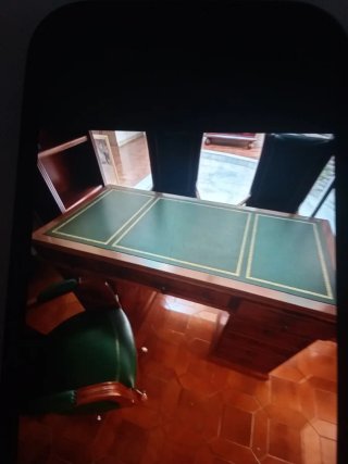Mesa de escritorio antigua de cuero verde