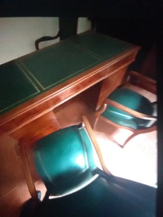 Mesa de escritorio antigua de cuero verde