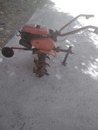 Máquina de labrar roja