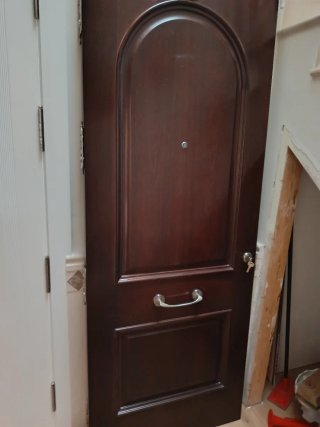 Puerta de entrada madera oscura