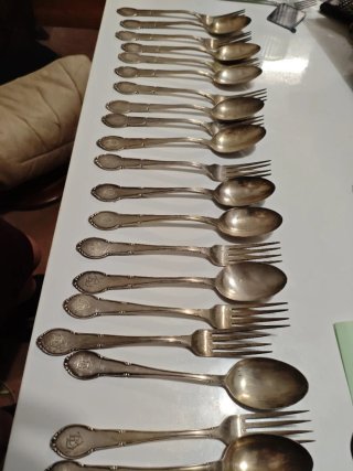 Cubiertos antiguos plateados forquillas y cucharas
