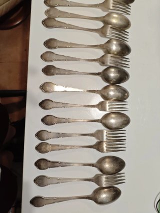 Cubiertos antiguos plateados forquillas y cucharas