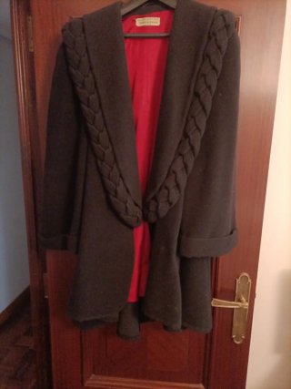 Chaquetón negro con forro rojo