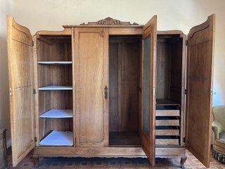 Dormitorio antiguo completo de madera tallada