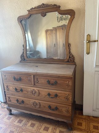 Dormitorio antiguo completo de madera tallada
