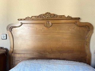 Dormitorio antiguo completo de madera tallada