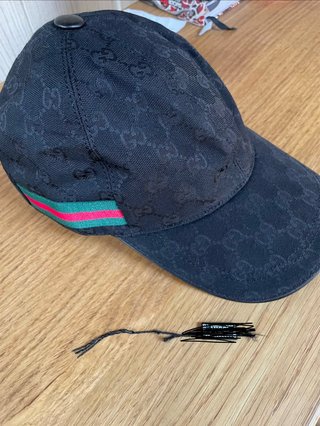 Cappello nero con strisce verdi e rosse